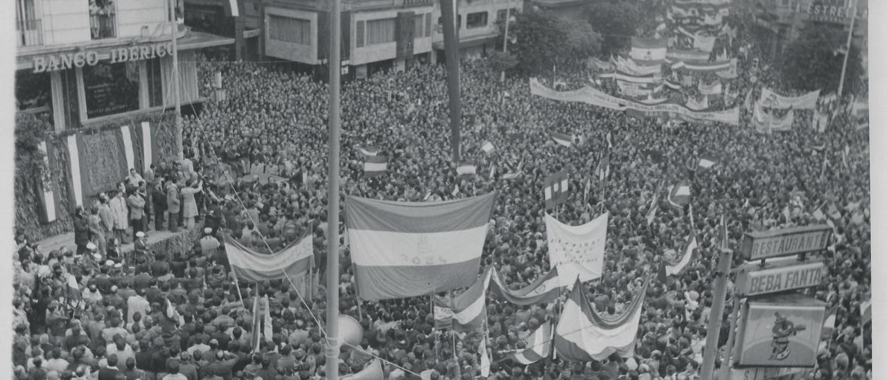 En las Tendillas. Manifestación por la autonomía de Andalucía, el 4 de diciembre de 1977.