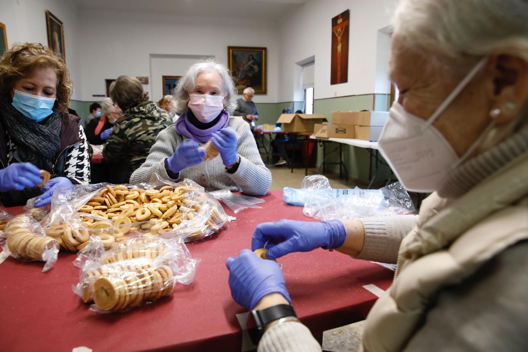 En imágenes: Jove se llena de rosquillos para celebrar San Blas