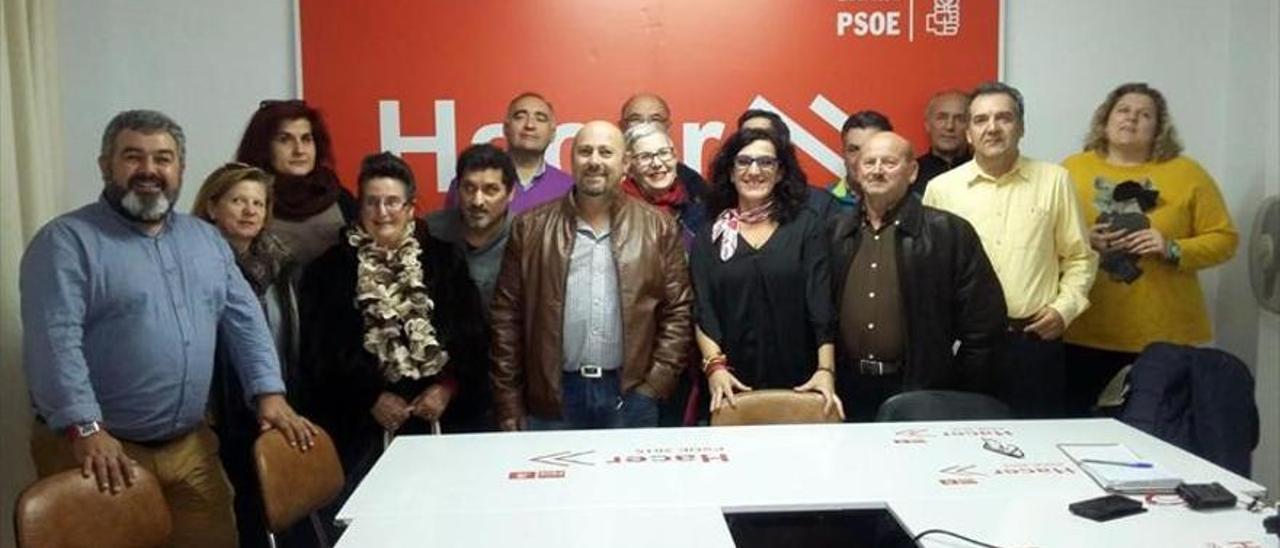 Nuria López, con pañuelo, ha rechazado ser la número 2 de la lista del PSOE a la alcaldía de Plasencia.