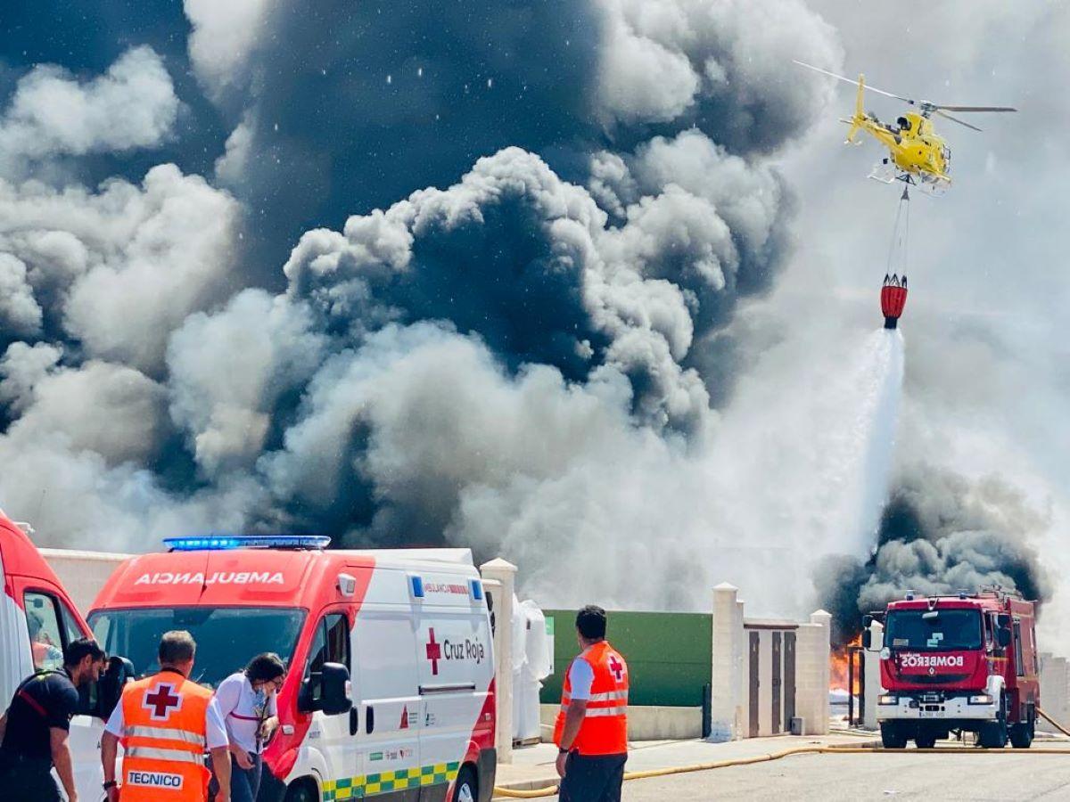 El helicóptero del Infoex se incorpora a las tareas de extinción en Almendralejo.