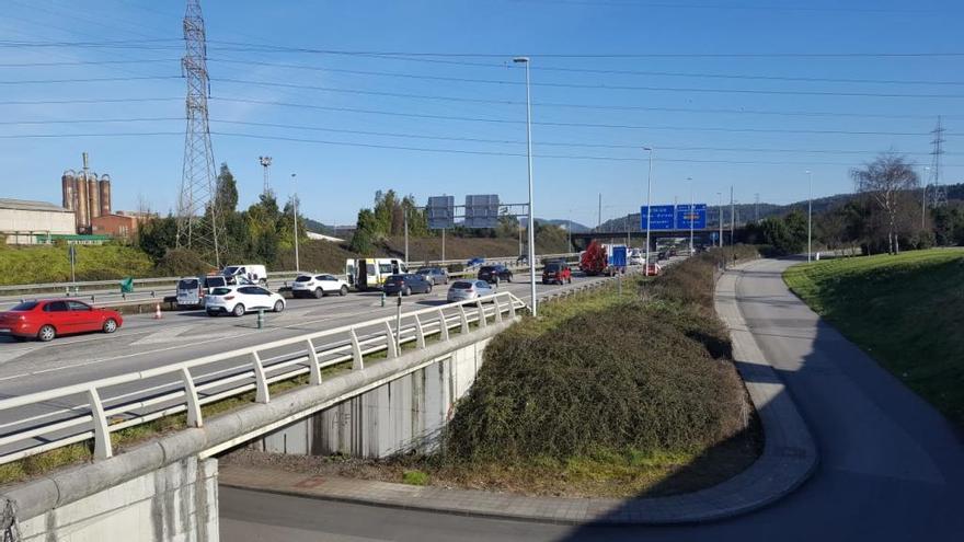 Un &quot;kamikaze&quot;  provoca un accidente con tres turismos y dos heridos en la autovía a la altura del centro comercial