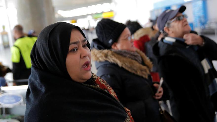 Una mujer musulmana en el aeropuerto de Nueva York.