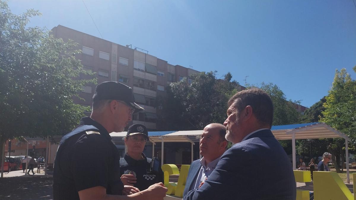 A la derecha, el edil de Seguridad Ciudadana y Emergencias, Fulgencio Perona, supervisa los puntos donde se instalarán cámaras en El Carmen con agentes de Policía Local de Murcia.