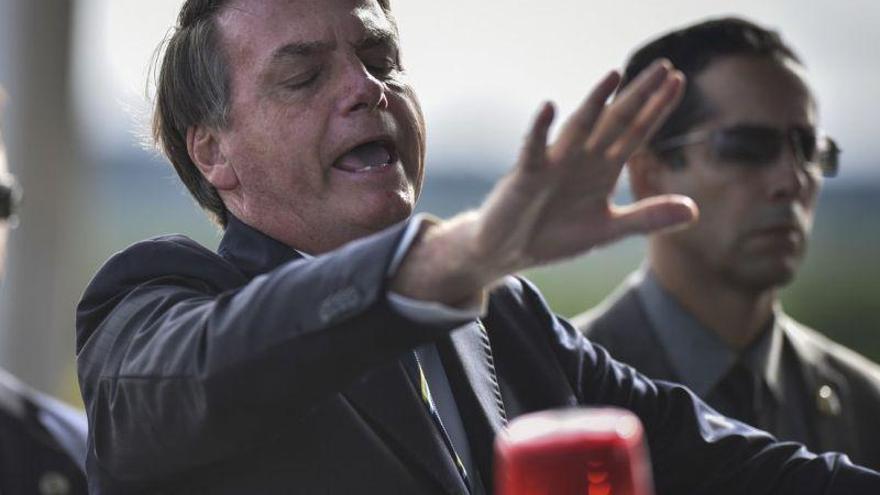 Bolsonaro se rasca la nariz y luego estrecha manos con seguidores