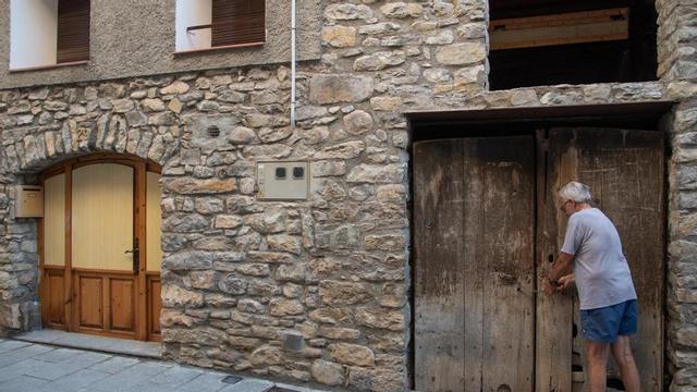 La fachada de una casa rural.