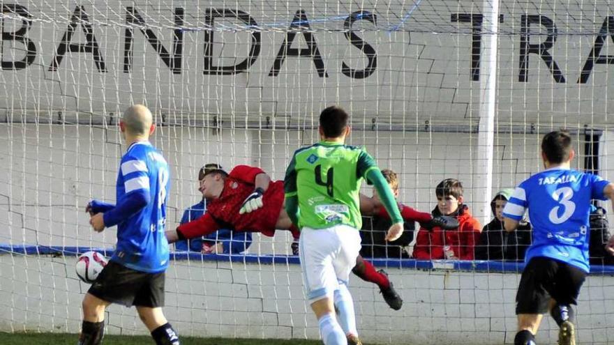 Tanis, portero del Peña Sport, intenta evitar uno de los goles del Celta B. // Alberto Galdona