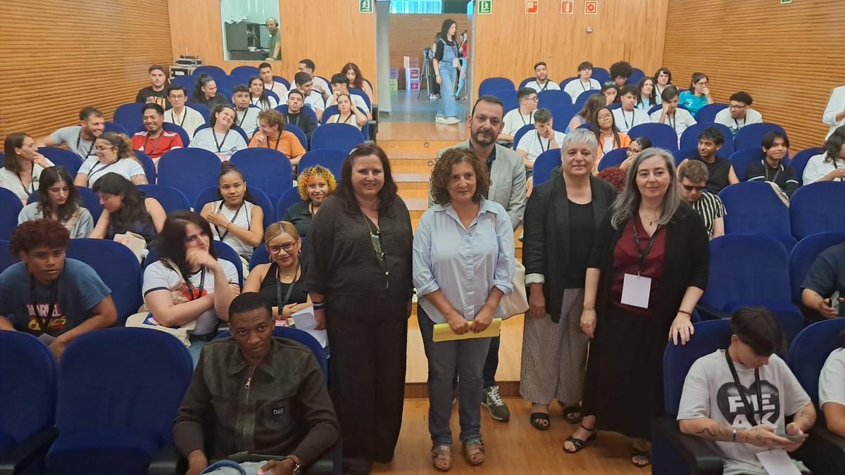 Participantes en el acto de apertura del encuentro.