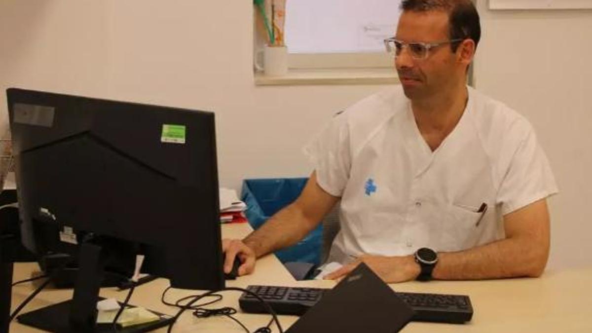 El coordinador de gastroenterologia a l'hospital Trueta de Girona, David Busquets, treballant al seu despatx.