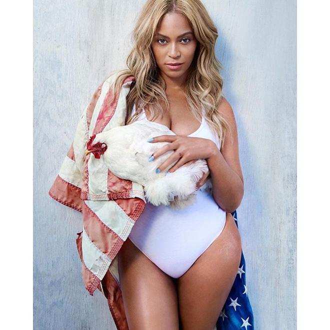 Beyoncé con bañador blanco una gallina