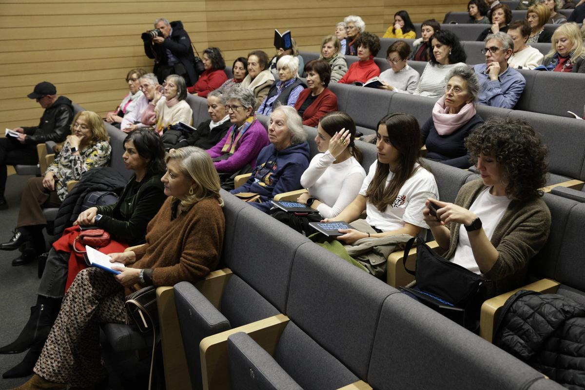 Reconocimiento a las artistas que no salen en los manuales: el comisario de la exposición "13 creadoras" presenta un libro con la Alcaldesa sobre el arte femenino español del siglo XX (en imágenes)