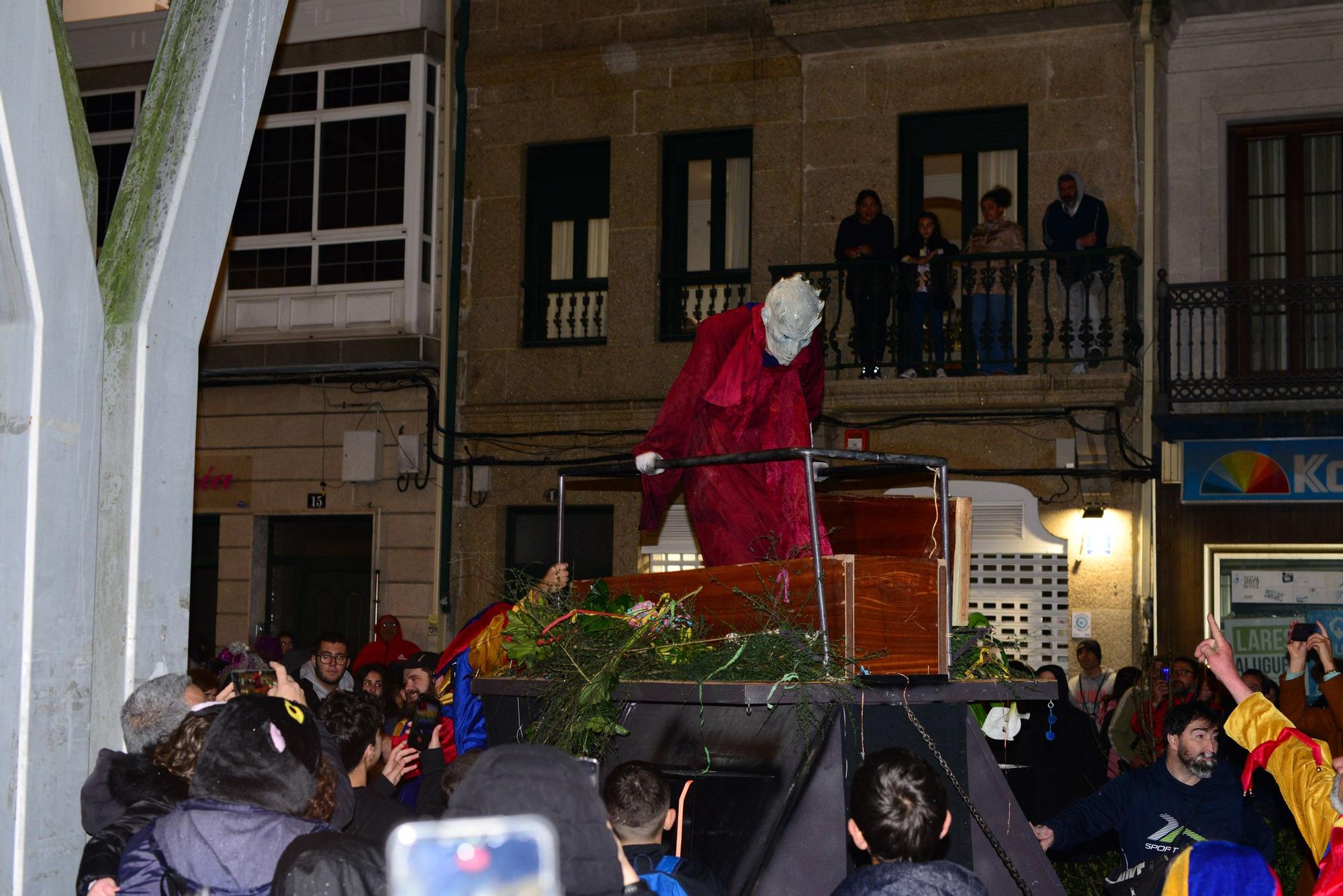 El Enterro do Momo recorre el centro de Cangas