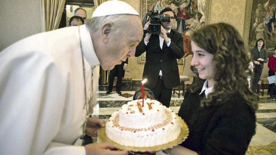 El Papa recibe una tarta de regalo para festejar sus 79 años. // Reuters