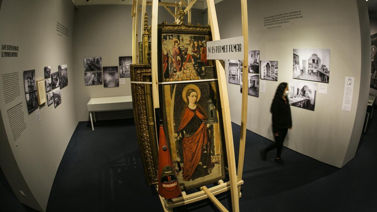 Reproducciones de los caballetes de madera, con antiguo extintor incluido, con algunas de las obras reales que fueron evacuadas del Museu D'art de Catalunya en 1936.