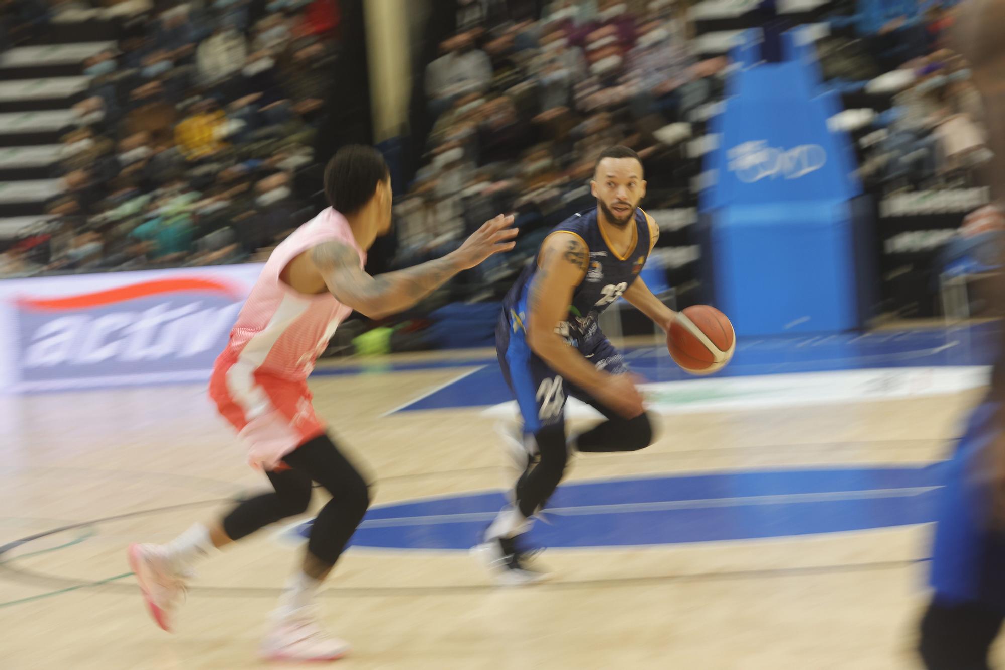 En imágenes: así fue el partido entre el Oviedo Baloncesto y el Estudiantes