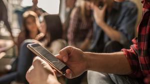 El discurso reaccionario se propaga entre redes y móviles de los adolescentes.