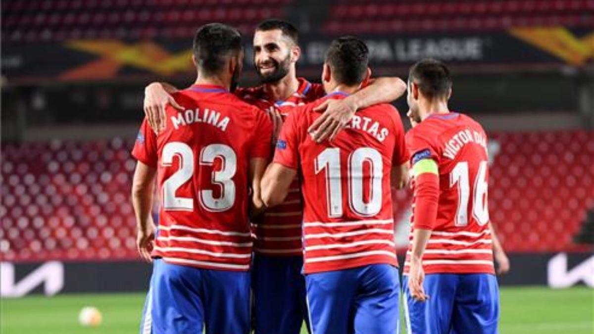 Los jugadores del Granada celebrando el primer gol