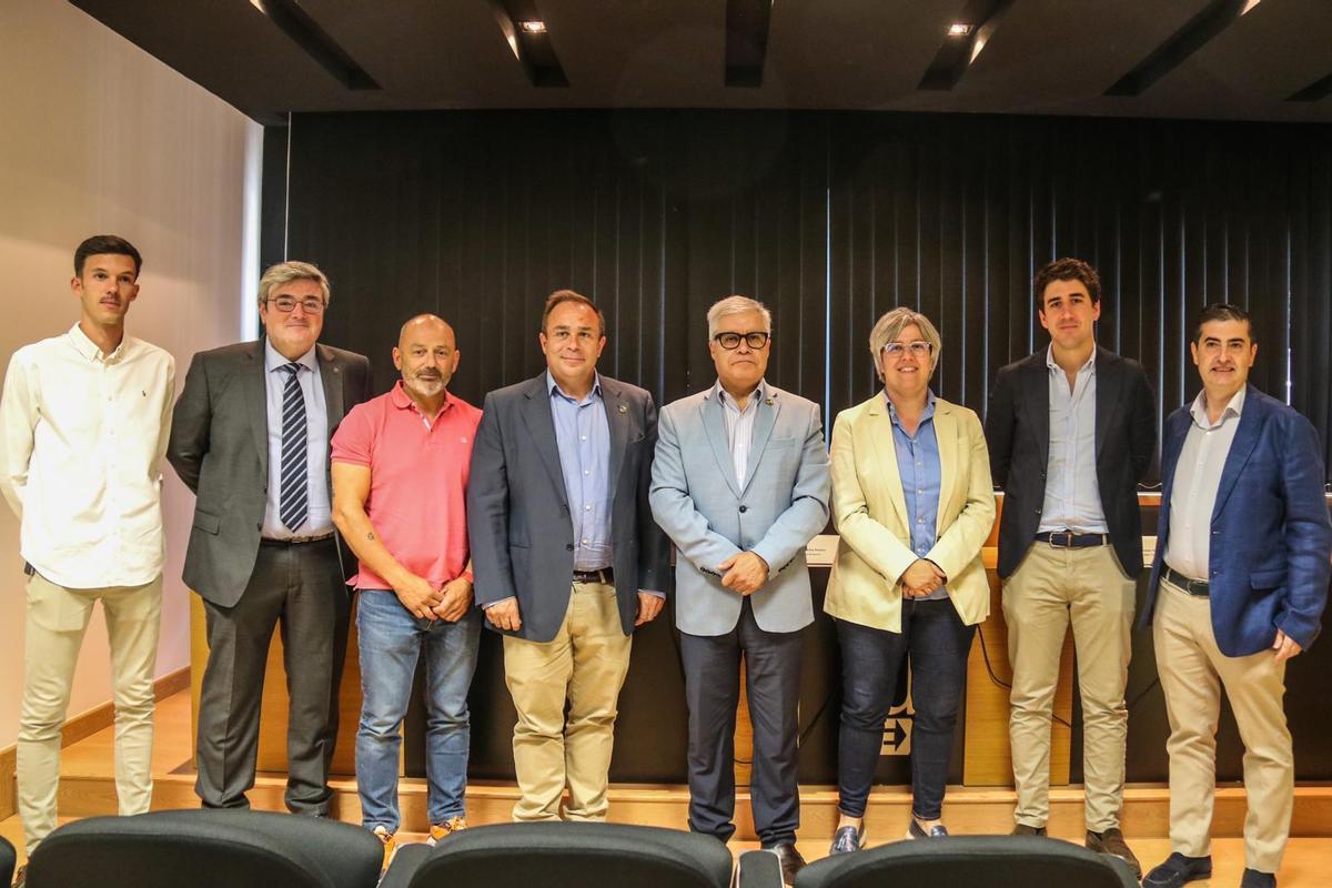 El rector de la UEx, Pedro M. Fernández con la consejera de Movilidad, Leire Iglesias, y firmantes del convenio.