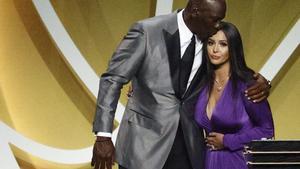 Vanessa Bryant y Michael Jordan, en la ceremonia del Salón de la Fama.