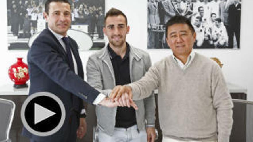 Paco Alcácer, con Salvo y Kim Koh en la firma de su renovación.