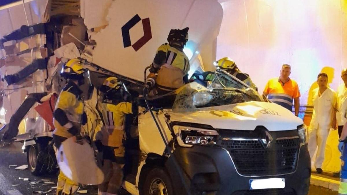 Los bomberos intervienen en la excarcelación del conductor del camión.
