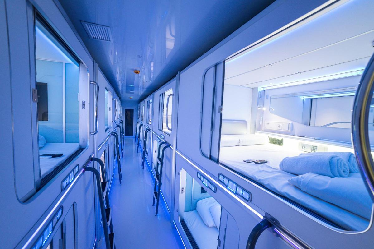 Vista de un pasillo de cápsulas del Optimi Rooms de Madrid, que abrió después del de Bilbao, el primer establecimiento hoteleros de módulos del país.