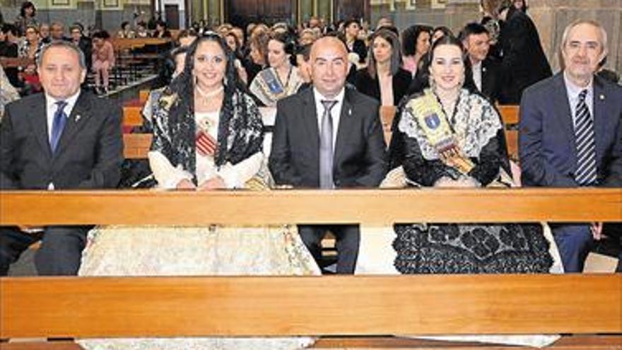 Los ‘valleros’ llenan de flores a la Mare de Déu de l’Assumpció durante la ofrenda