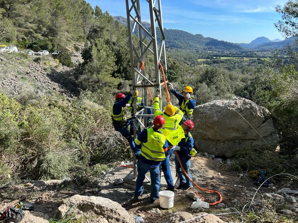 Endesa coloca con ayuda de un helicóptero una torre de línea de media tensión de la Serra de Tramuntana