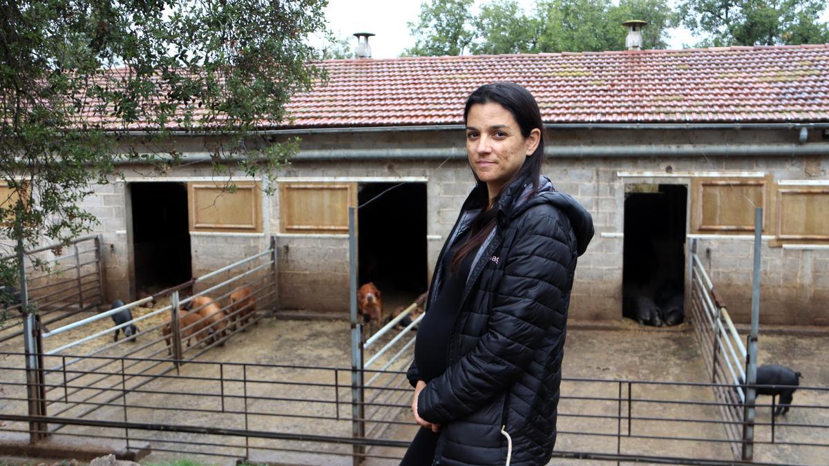 Marta Borràs a la seva granja de porcs ecològics al Solsonès