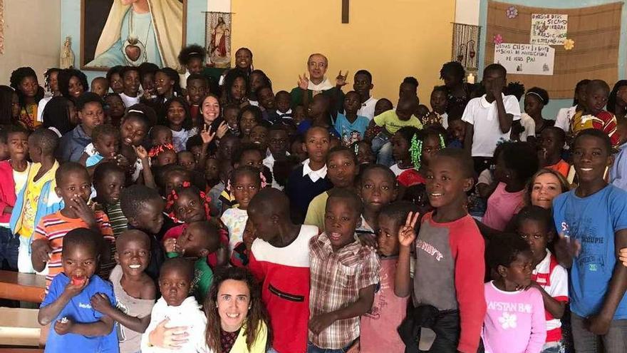 Los zamoranos, entre los niños con los que han estado trabajando durante más de un mes.