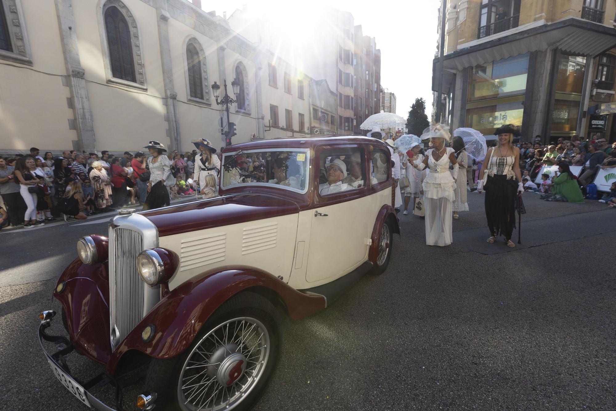 En Imágenes: El Desfile del Día de América llena las calles de Oviedo en una tarde veraniega