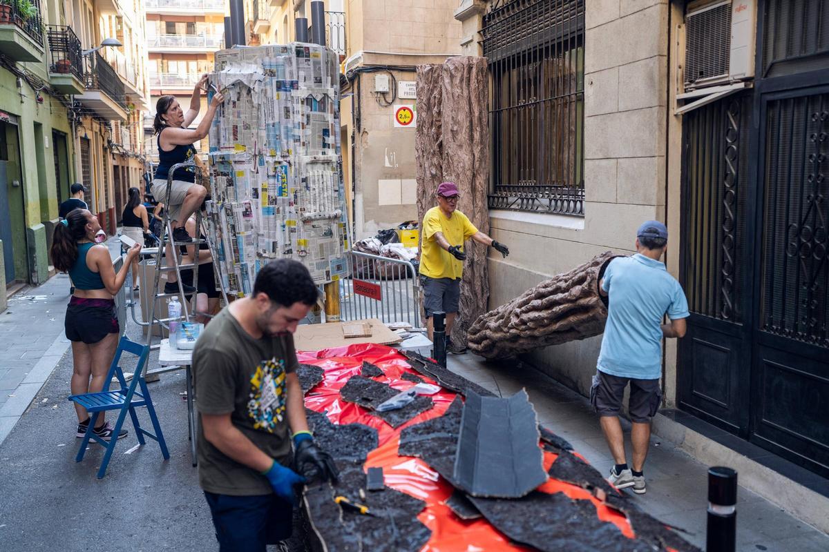 Gràcia prepara las calles para sus fiestas