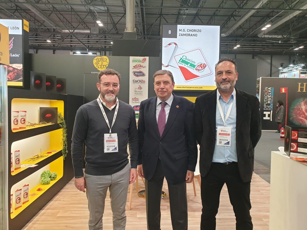 En el centro, el ministro de Agricultura Luis Planas visitando el stand de Chorizo Zamorano, con representantes de una de las empresas zamoranas (Juan José Ledesma, S.A.) acogidas a la IGP.