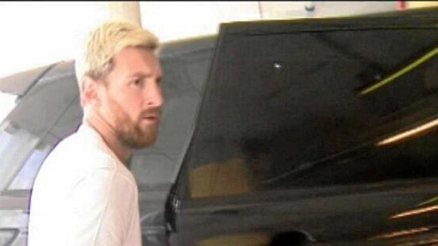 Messi puja al cotxe després d&#039;haver arribat a l&#039;aeroport del Prat