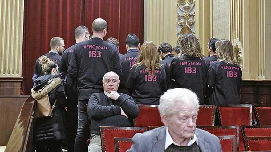 Trabajadores de IB3, ataviados de negro, ayer en el Parlament.