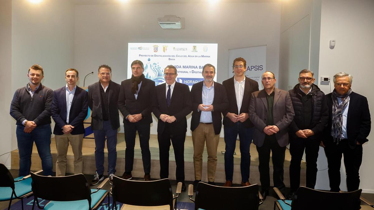 Alcaldes y concejales de los seis municipios con el gerente de Hidraqua.