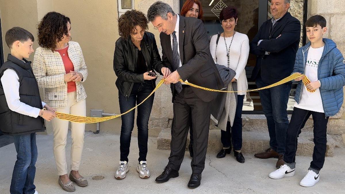 L&#039;alcaldessa de Vilanant, Anna Palet i el president de la Diputació de Girona, Miquel Noguer inaugurant el nou edifici de l&#039;ajuntament.