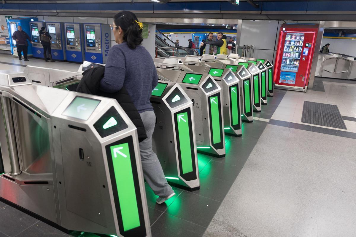 Archivo - Tornos de la estación de metro 'Moncloa' en la línea 6