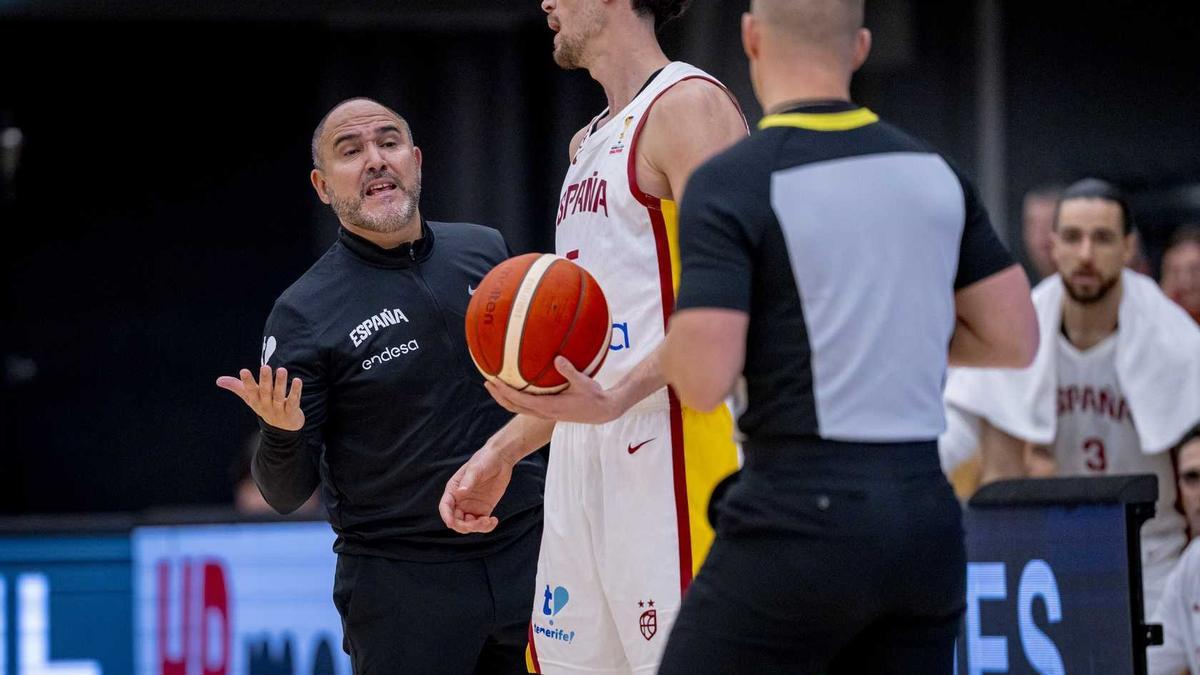 Mateo vivió con intensidad su primer encuentro en el banquillo de la Selección Española