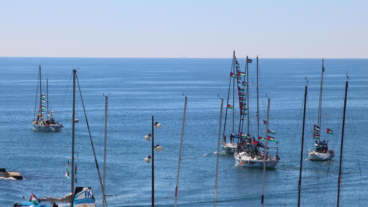 Les diferents embarcacions de la Flotilla salpant del Port del Fòrum