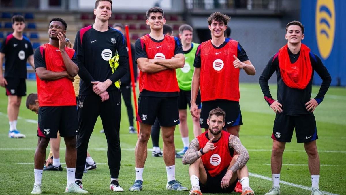 Ansu Fati, Szczesny, Martín, Olmedo, Iñigo y Gavi posan tras el entrenamiento del lunes.