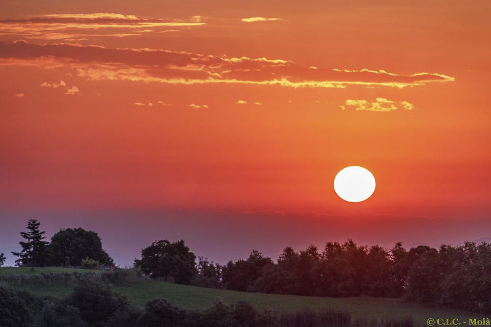 Albada ataronjada al Moianès.