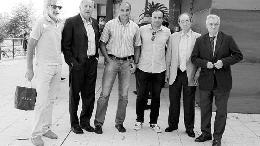 De izquierda a derecha, Jiménez, Rexach, Joaquín, Emilio, Reinares y Fusté, ayer, en La Llorea.