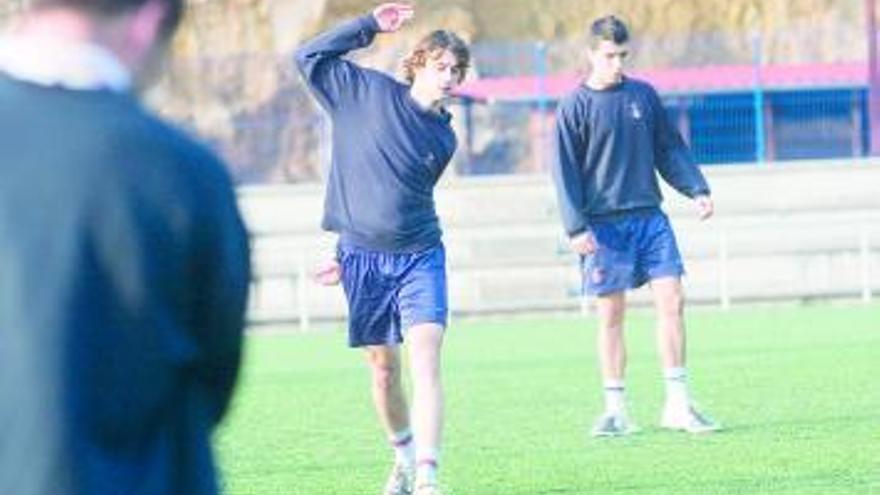 Carlos, en el centro, realiza un ejercicio durante un ensayo en La Toba.