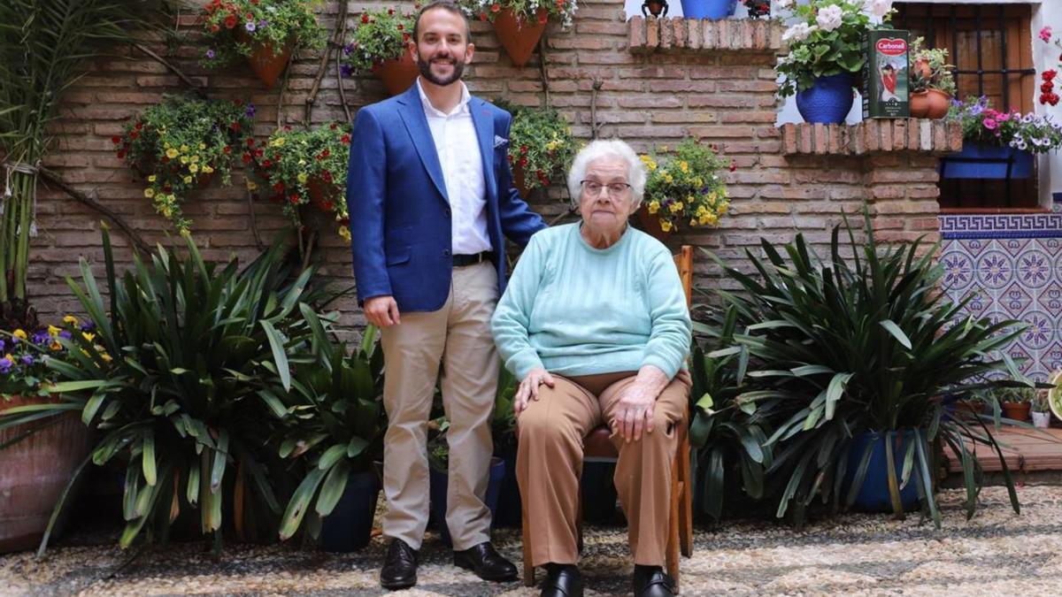 Manuela Lorente y su nieto Rafa, relevo generacional en los patios de Córdoba