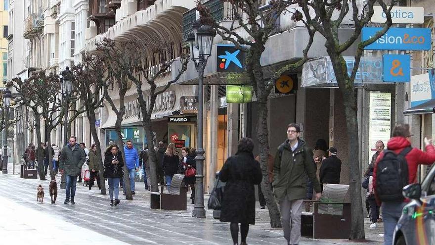 Calle del Paseo, uno de los ejes de esta noche de compras. // Iñaki Osorio