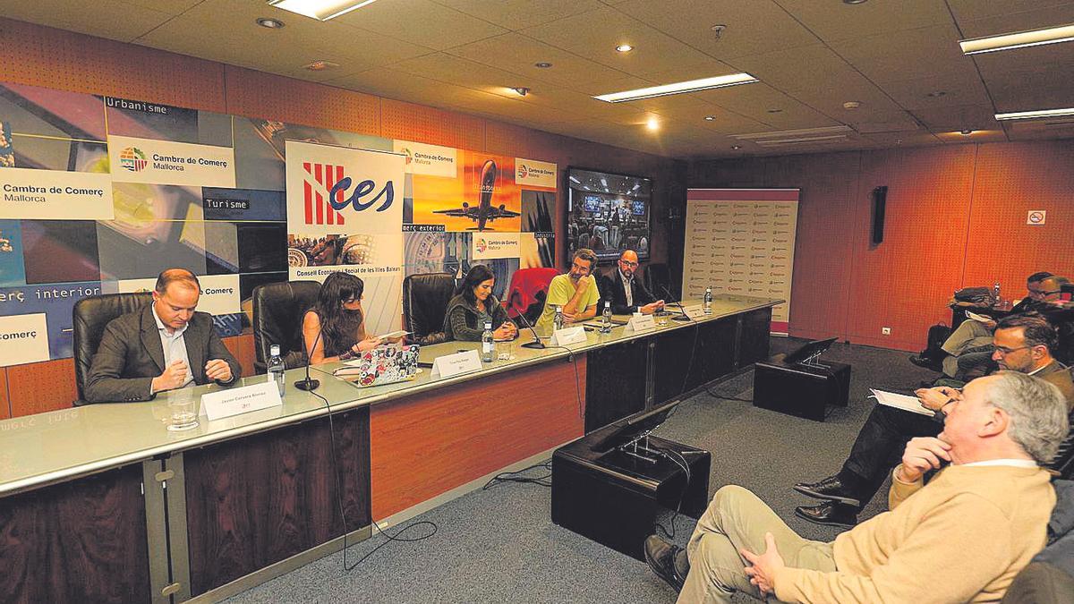 Los ponentes durante la Jornada ‘Transitar Hacia la Sostenibilidad’ celebrada ayer.