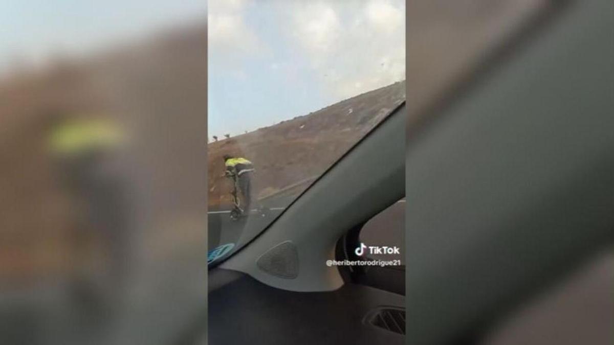 Graban a un conductor de patinete eléctrico a gran velocidad en Lanzarote