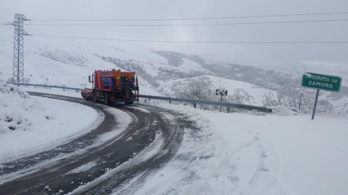 Maquinas quitanieves trabajando en Sanabria durante una nevada