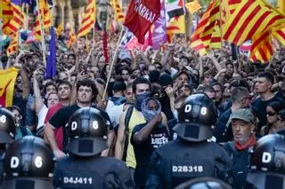 Imágenes de las manifestaciones en el Fossar de les Moreres