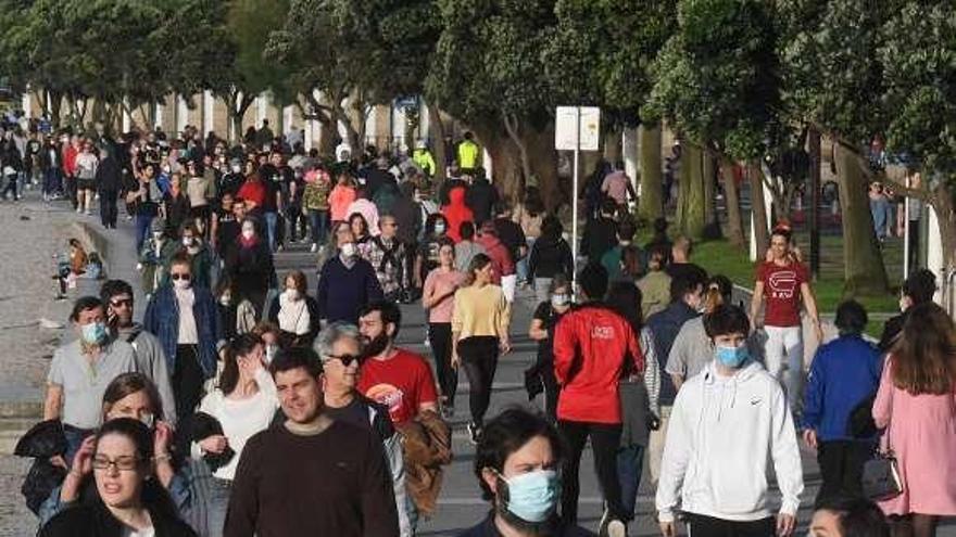 Gente paseando por Riazor.